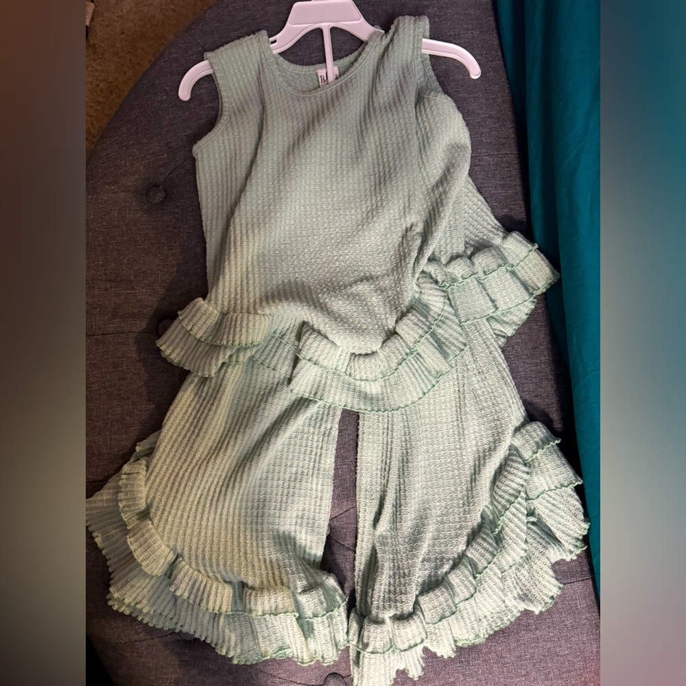 Girl’s green tank with matching Capris.
